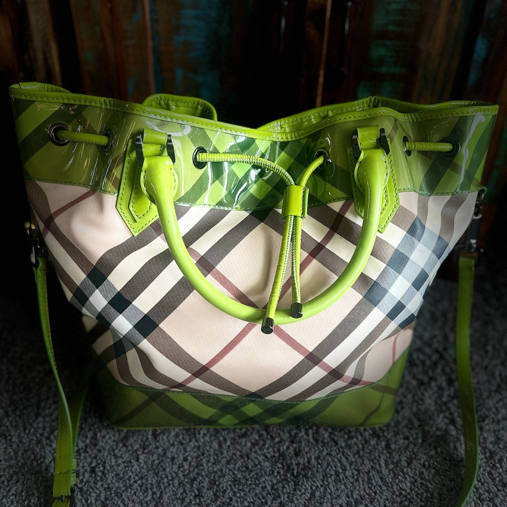The Burberry Beige/Green PVC and Patent Leather Drawstring Tote (Rare) - Picture 12 of 16